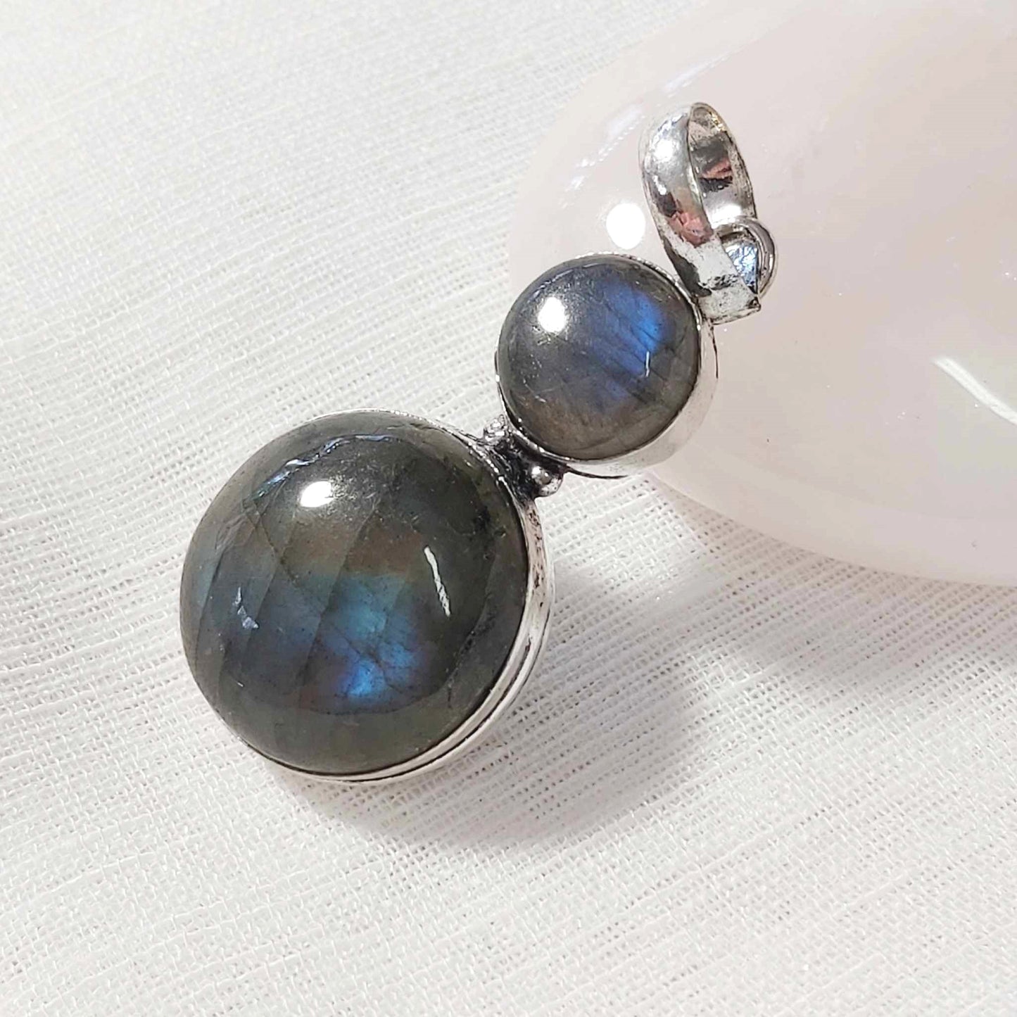 Labradorite Gemstone Crystal Psychic Protection Pendant (E806)