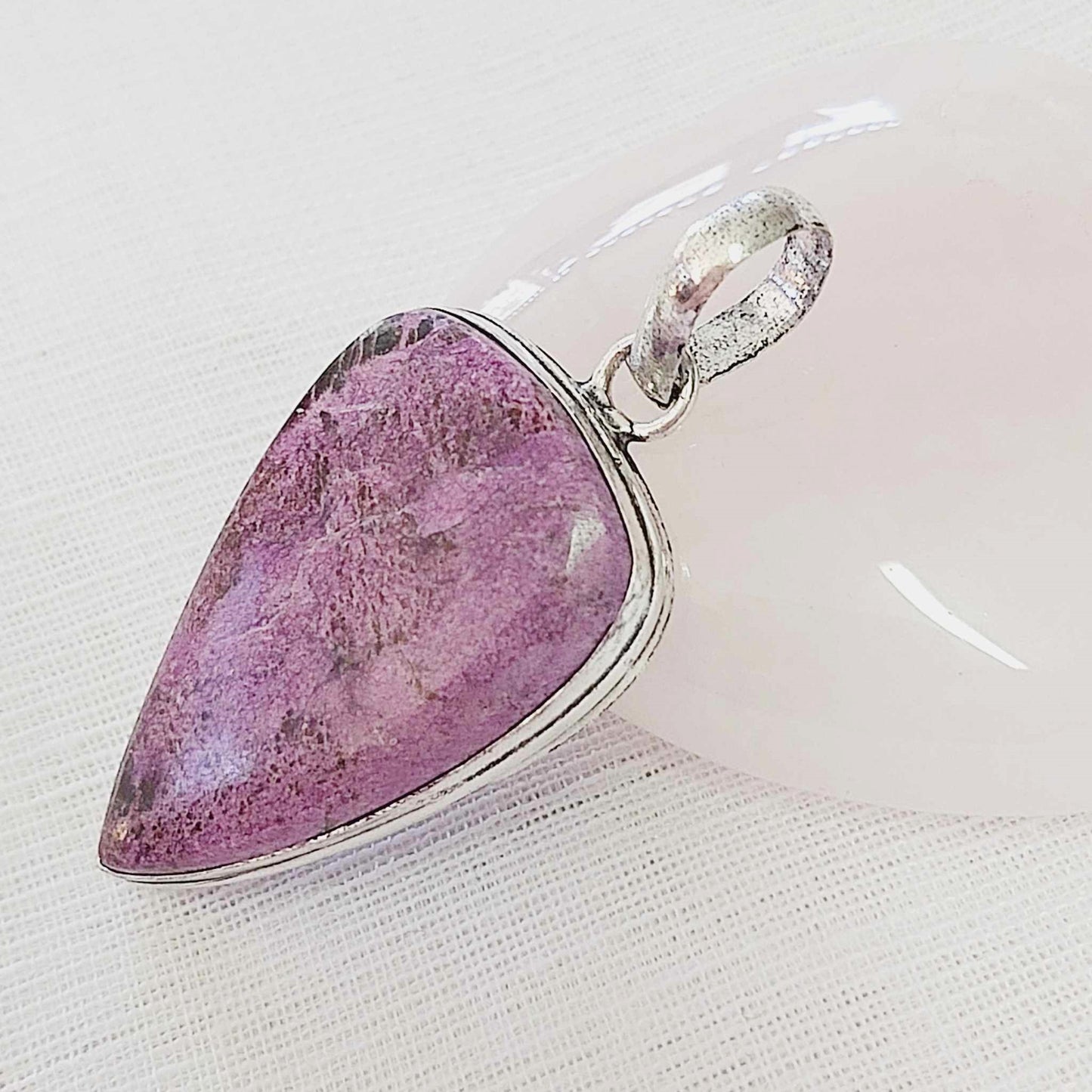 Purpurite Gemstone Crystal Stone of Freedom Pendant (E904)