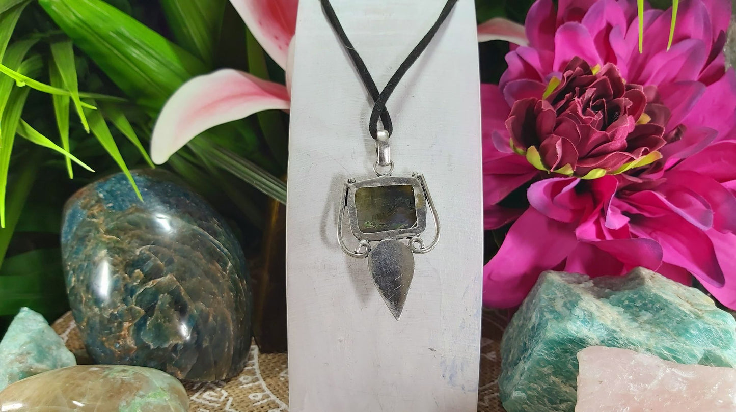 Labradorite Intuition & Protection Pendant (E994)