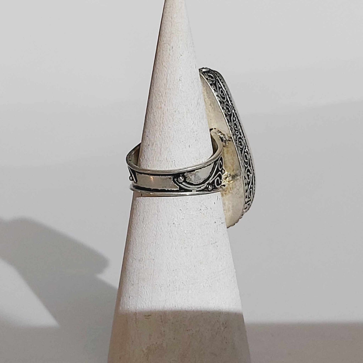 White Buffalo Turquoise Gemstone Ring Size US 7 (E1646)