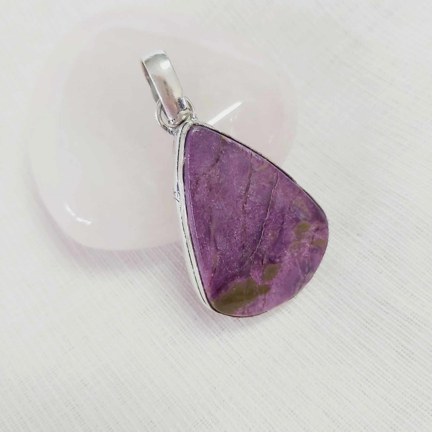 Purpurite Gemstone Crystal Stone of Freedom Pendant (E1781)