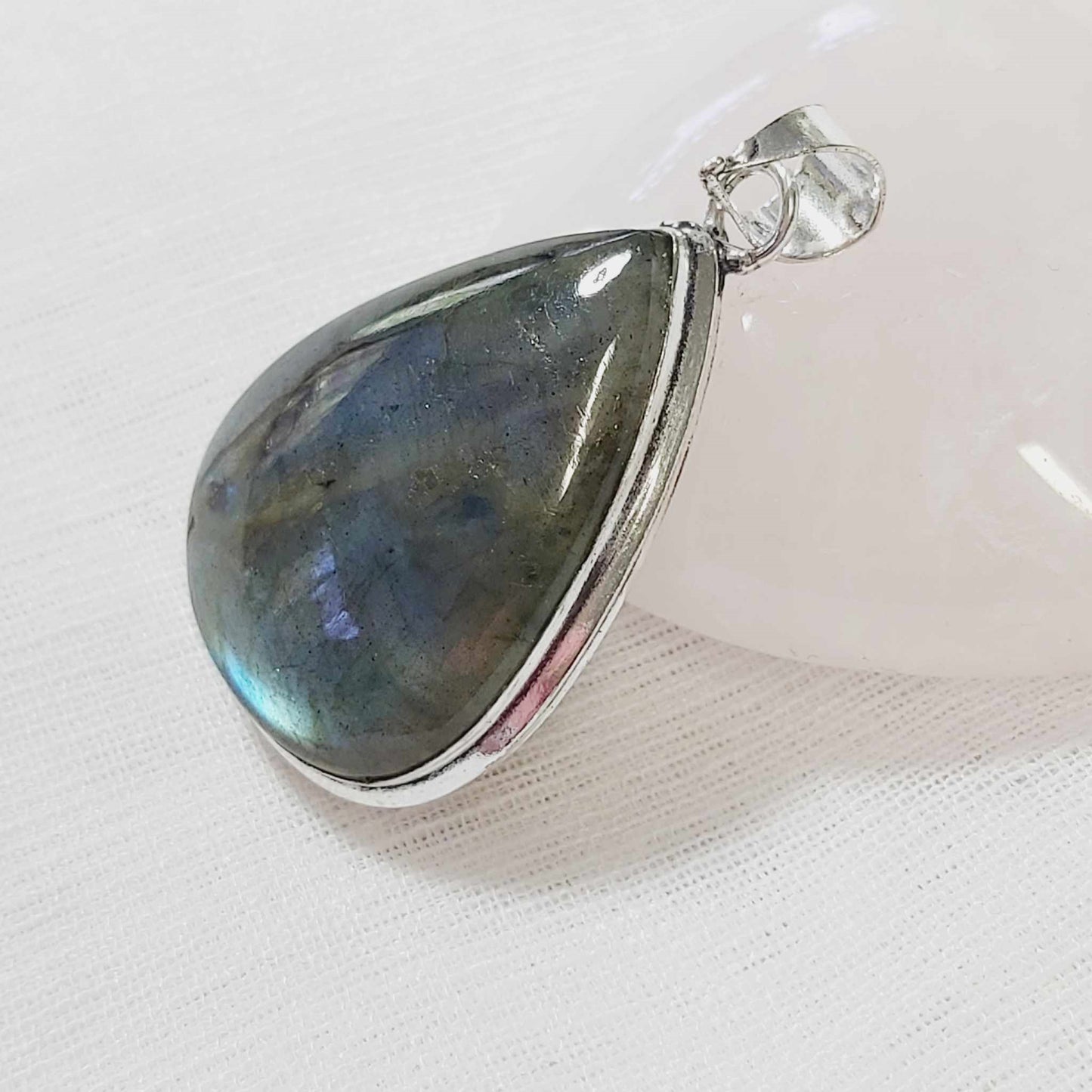 Labradorite Gemstone Crystal Psychic Protection Pendant (E772)