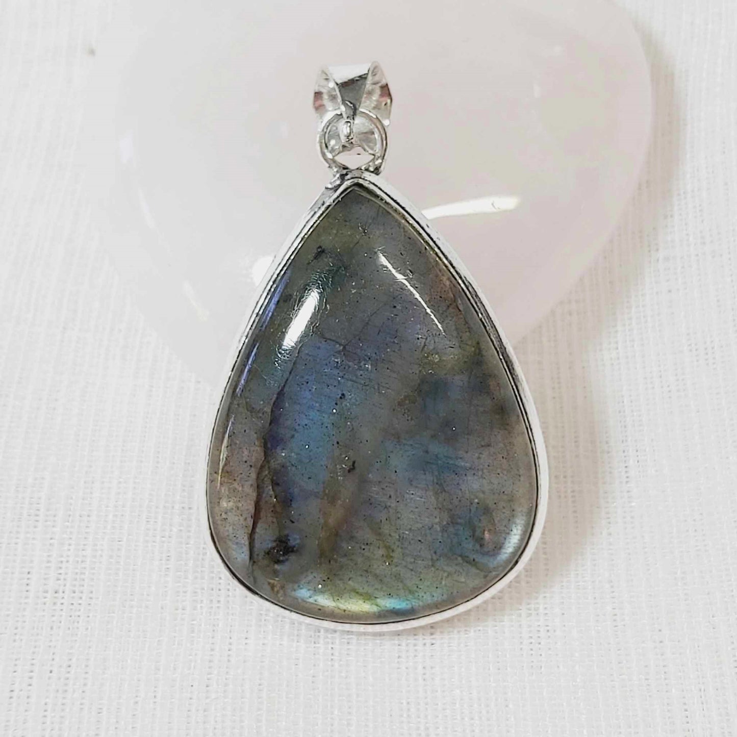Labradorite Gemstone Crystal Psychic Protection Pendant (E772)