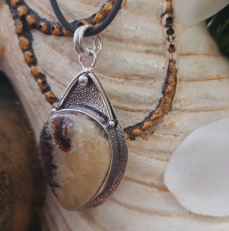 Serpentine Gemstone Pendant (E1805)