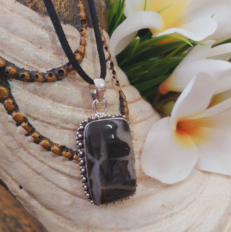 Serpentine Gemstone Pendant (E1807)