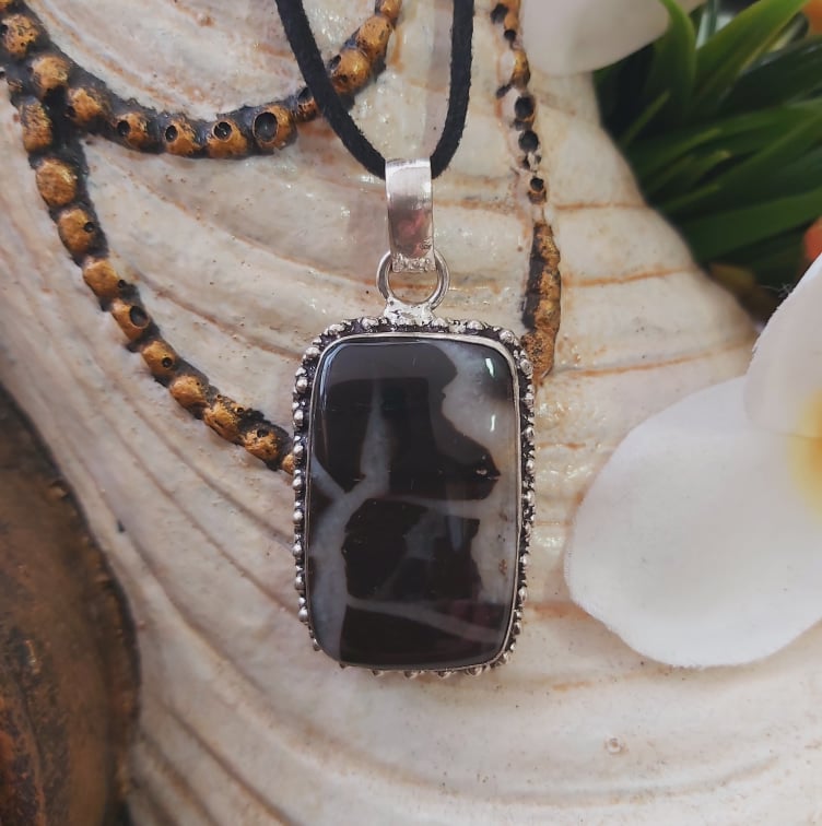 Serpentine Gemstone Pendant (E1807)