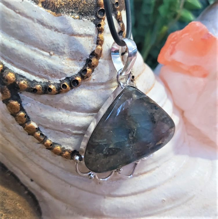 Labradorite Psychic Protection Gemstone Pendant (E2291)