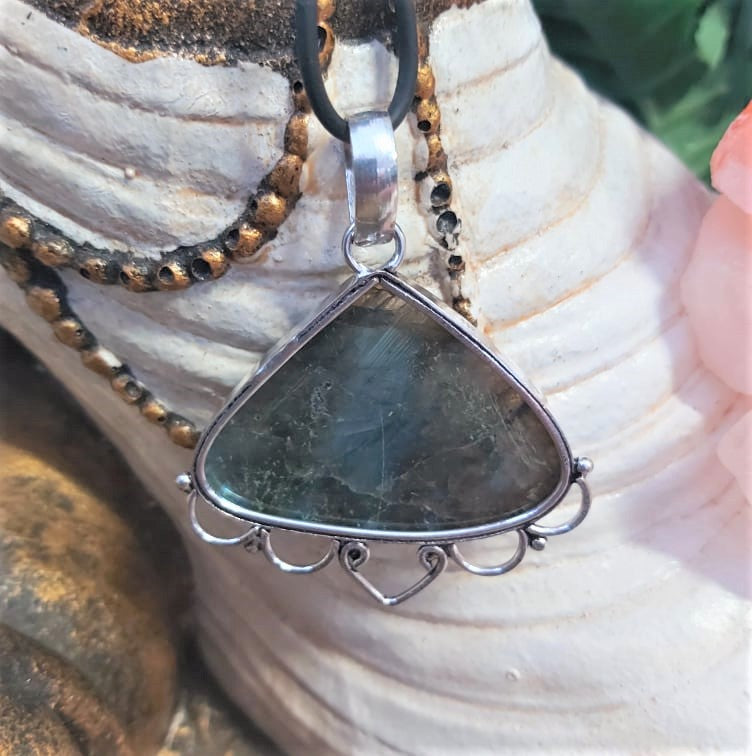 Labradorite Psychic Protection Gemstone Pendant (E2291)